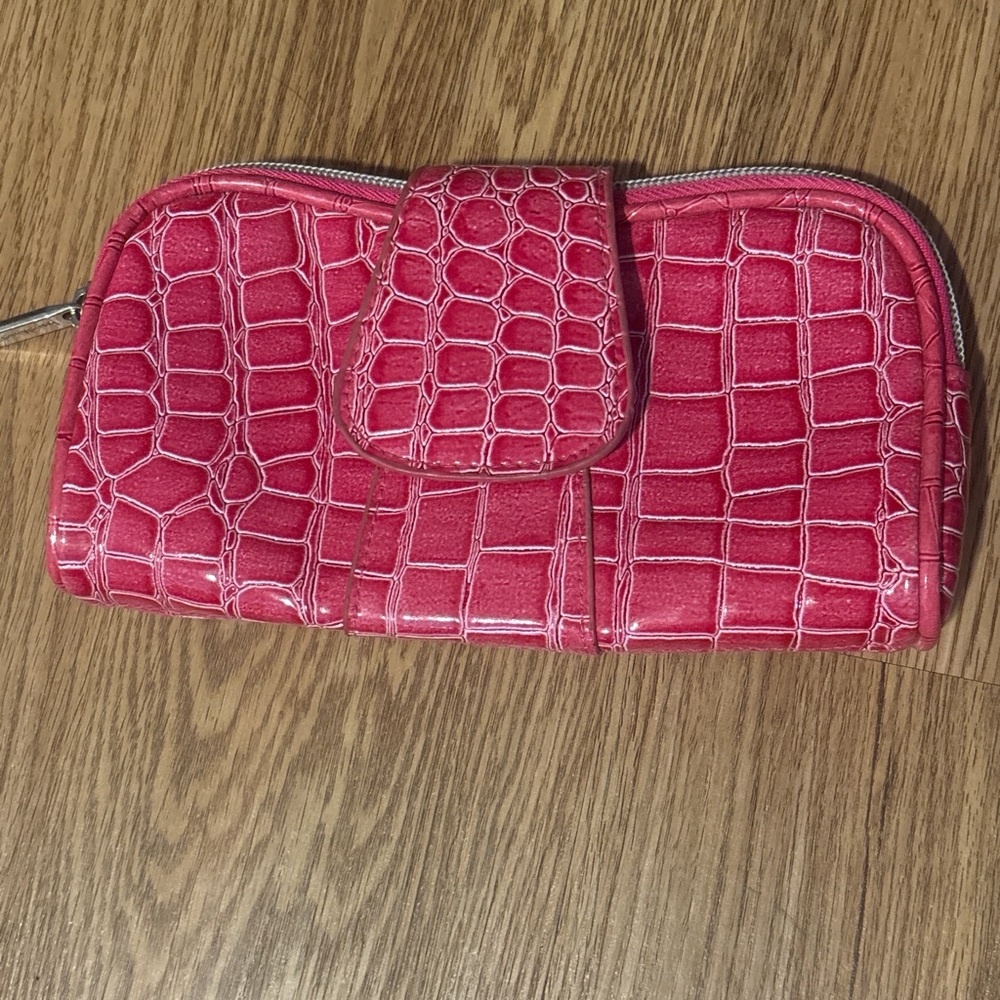 Elegant Pink Crocodile-Embossed Women's Clutch